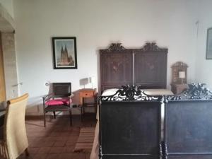 a bedroom with a bed and a desk and a chair at Casa delle Meridiane in Canicattini Bagni