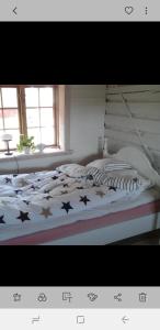 ein Bett mit Sternen in einem Schlafzimmer in der Unterkunft Dränggårdens Stuga på Genuin Rättviksgård in Boda