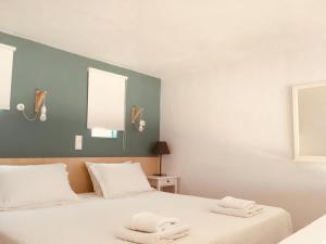 A bed or beds in a room at Theodosia Studios