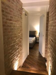Zimmer mit Ziegelwand und Bett in der Unterkunft Palazzo Pignatelli in Neapel