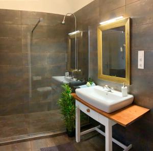 A bathroom at Frank Apartman Deluxe