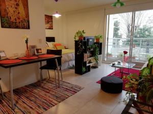 a living room with a table and a bed at Apartamento Palermo Soho Tango & WiFi in Buenos Aires