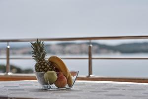 eine Schale mit Obst auf einem Tisch in der Unterkunft Buonocore apartment in Trogir