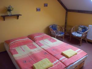 Ένα ή περισσότερα κρεβάτια σε δωμάτιο στο Penzion Piano Ranch