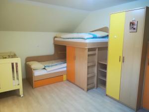 Voodi või voodid majutusasutuse Apartma Zmalinka toas