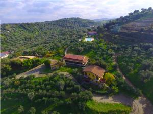 Vue aérienne d'une maison sur une colline dans l'établissement Agriturismo Vulcano, à Crosia