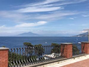 einen Zaun mit Meerblick in der Unterkunft AQUAMARINE Relaxing Capri Suites in Capri