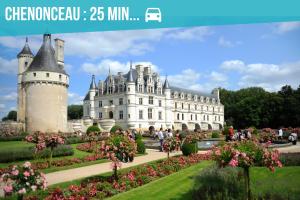 um castelo no meio de um parque com flores em Gîte L'échappée Belle ! em Saint-Aignan