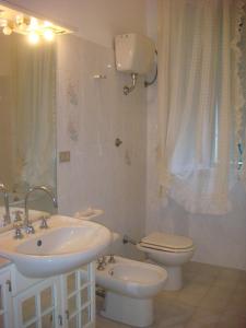 a bathroom with a sink and a toilet at Appartamento CASA STELLA nel centro di Capoliveri in Capoliveri +8 photos