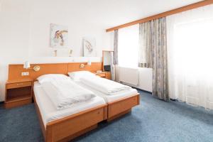 1 dormitorio con 2 camas y ventana en A8 Hotel im Darchinger Hof, Bed & Breakfast, en Weyarn