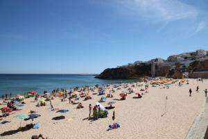 um grande grupo de pessoas numa praia em Casa Mar Azul em Albufeira