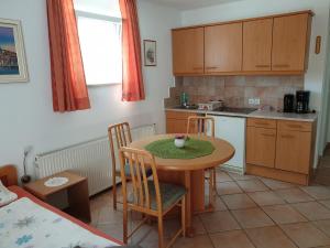 Kuchyň nebo kuchyňský kout v ubytování Apartmenthaus Fa