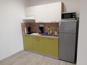 Kuchyň nebo kuchyňský kout v ubytování Apartments Roko