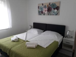 Ένα ή περισσότερα κρεβάτια σε δωμάτιο στο Apartments Roko