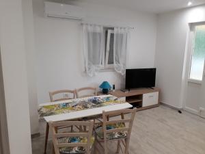 TV a/nebo společenská místnost v ubytování Apartments Roko