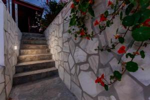 アデへにあるVilla Sara in Costa Adeje - Sara Vacationの階段と赤い花が咲く石壁
