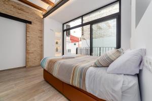 Posteľ alebo postele v izbe v ubytovaní FLORIT FLATS - CATHEDRAL LUXURY TERRACE FLAT 2BR 2BA AC Wifi