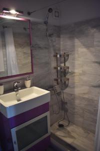A bathroom at Arsinoi Apartments