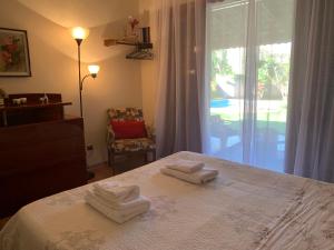 Un dormitorio con una cama con dos toallas encima. en Refugio de Paz, en São Pedro