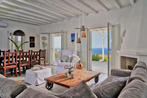 エリアビーチにあるElia Horizon Mykonosのリビングルーム(ソファ、テーブル付)
