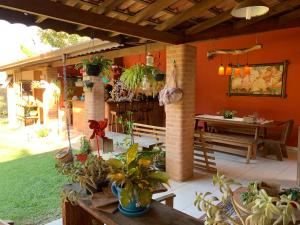a patio with potted plants and a table and a table and a tablektop at Refugio de Paz in São Pedro +7 photos
