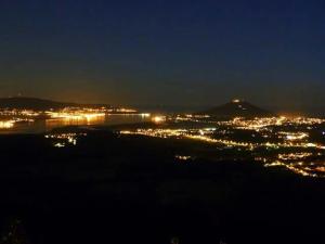 uitzicht op een stad 's nachts met verlichting bij La guardia ll in A Guarda