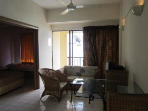 A seating area at Paradise Lagoon Apartment