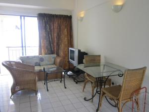 Ruang duduk di Paradise Lagoon Apartment