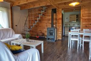 salon ze schodami w drewnianym domku w obiekcie Monasteria w mieście Stare Monasterzysko +27 zdjęć