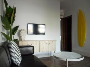 sala de estar con sofá y mesa en APARTAMENTO BEDANDBEACH, en El Palmar