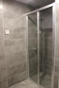 A bathroom at El Mundo Suites