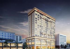 un alto edificio bianco con molte finestre di Ramada by Wyndham Daejeon a Daejeon