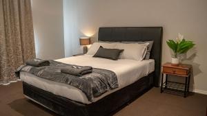 A bed or beds in a room at Manjimup Gateway Hotel