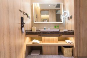 Ett badrum på Atour Hotel Changxing Central Plaza