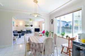 eine Küche und ein Esszimmer mit einem Tisch und Stühlen in der Unterkunft Great Guest Suite in a Gorgeous House in New Westminster