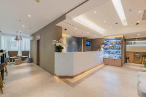 a lobby of a hospital with a reception counter at Home Inn Chongqing Jiangbei Airport Shuangfeng Road in Chongqing