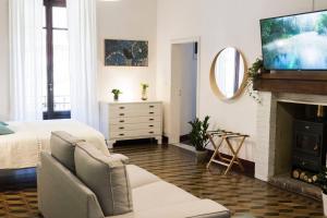 een woonkamer met een bed en een televisie op een open haard bij CASADELCORSO NOGI in Sarteano