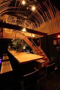 un bar con barra de madera en una habitación con escaleras en B&B Neagari, en Nomi