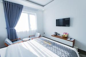 Televiisor ja/või meelelahutuskeskus majutusasutuses Dang's Hotel