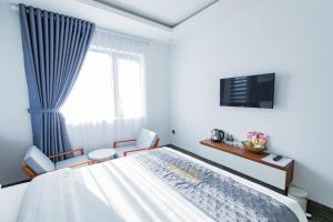 Televiisor ja/või meelelahutuskeskus majutusasutuses Dang's Hotel