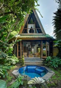 una casa con piscina frente a ella en Tirtagangga Water Palace Villas, en Tirtagangga