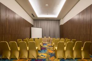Der Geschäftsbereich oder Konferenzraum in der Unterkunft Luminor Hotel Pecenongan Jakarta By WH