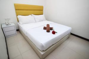 Un pat sau paturi într-o cameră la Rose Cottage Hotel Bandar Seri Alam