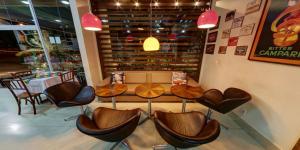 restauracja ze stołem i krzesłami w pokoju w obiekcie Hotel Maione w mieście Goiânia