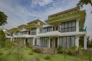 una vista exterior de una casa grande con patio en Westlake Hotel & Resort Vinh Phuc en Yen