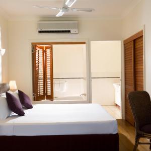 Letto o letti in una camera di Mantra on the Inlet