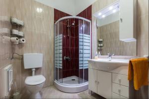 e bagno con servizi igienici, doccia e lavandino. di Apartments Dijana a Zara (Zadar)