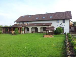 una casa con un grande cortile davanti di Penzion Piano Ranch a Mladá Boleslav