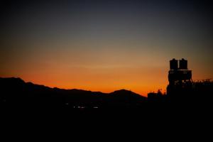 een silhouet van een gebouw bij zonsondergang bij Bodhi Guest House in Baudhatinchule