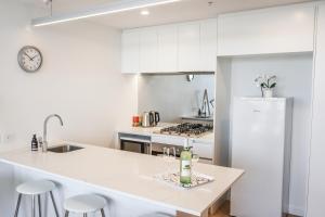 A kitchen or kitchenette at Luxury Central Apartment